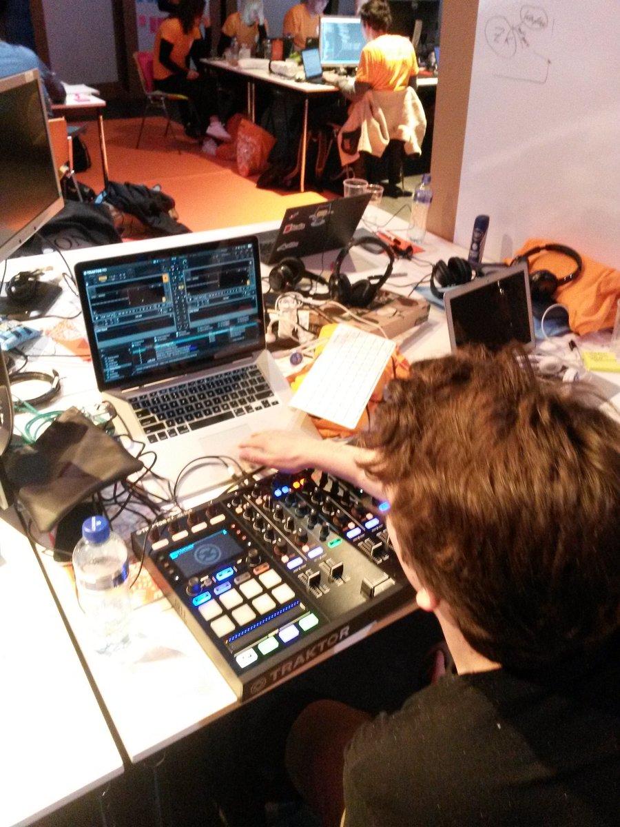 LaurensLeeuwis's tweet image. Lil&apos; Kleine dwars door Snoop Dogg heen gemixt door DJ @TimSoethout #wow #24hCodING