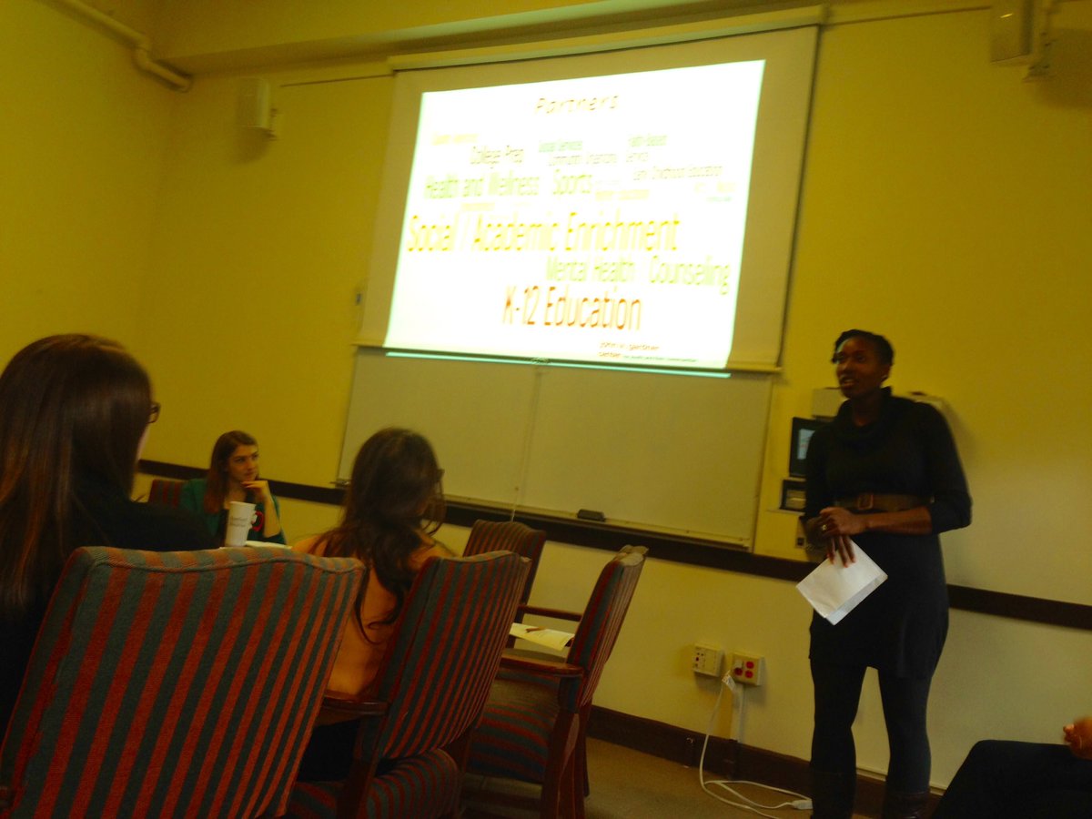 doctorbiag's tweet image. .@gardnercenter's Jamila Henderson talks to @uchicago students about our work in #EastPaloAlto #communitycollabs