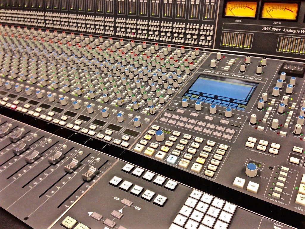 Fragrance_Music's tweet photo. 新曲Mix Down,Mastering完了.PV撮影後リリース予定. https://t.co/k06g2vPQa4