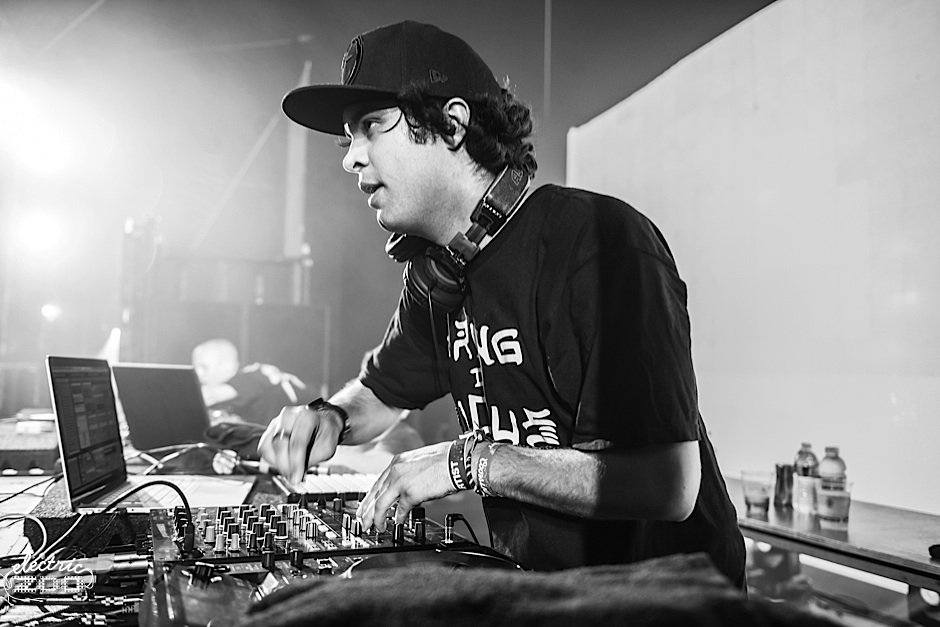 edmbeat1's tweet photo. Girl Goes Too Hard at Datsik’s Show, Cracks Her Head Open https://t.co/AX6Qn44KQj #EDMNews https://t.co/OXAjXDsuOm