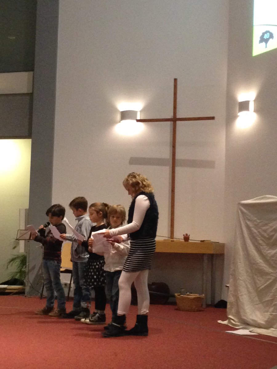 GBSdeBongerd's tweet image. Terwijl de wereld in brand lijkt te staan, knielen wij bij het kruis van de God van Pasen!