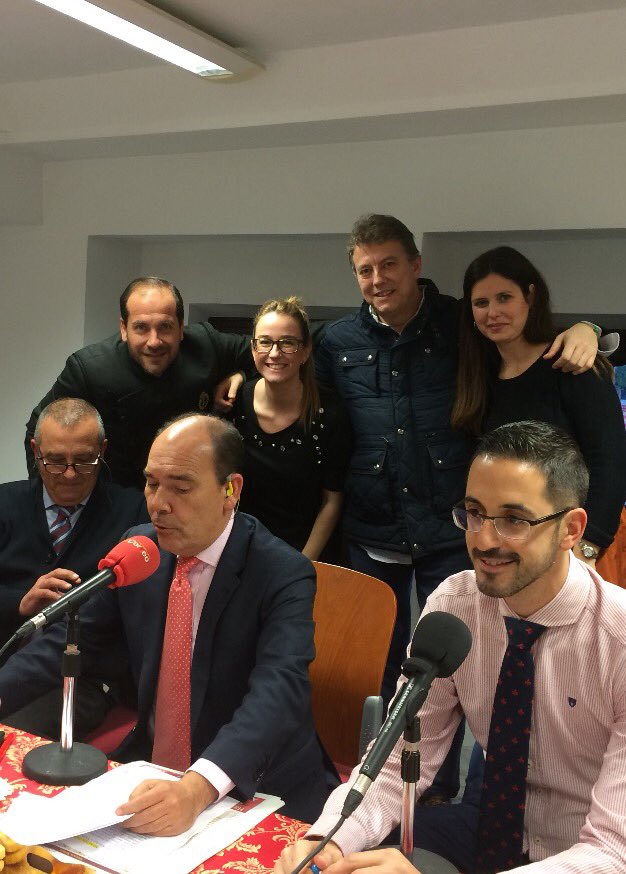 <a href="/LaPasionCTV/">Información Cofrade</a> 
Un equipo... de amigos.
Y la visita de mi querida <a href="/LefletInma/">Inma Leflet</a> con sus pestiños.
Enamorados de Sevilla.