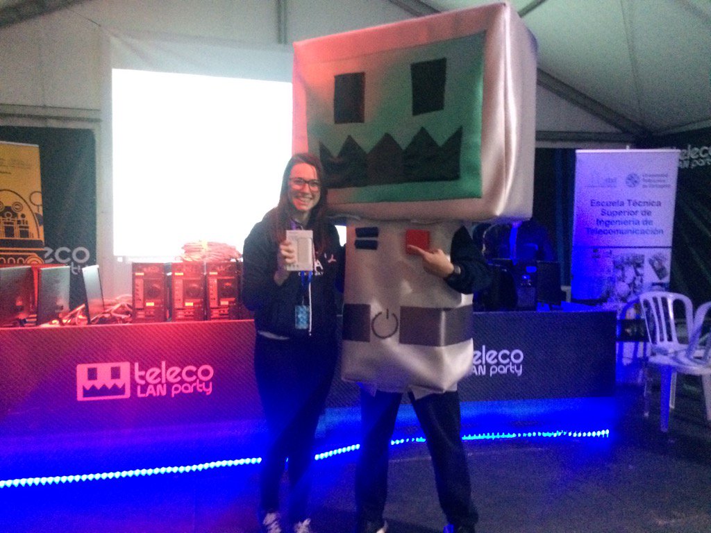 TelecoLANParty's tweet photo. Enhorabuena a la ganadora de la powerbank de despedida de la #TLP8 Gracias a @TPLINKIBERIA https://t.co/gcslj75yNC