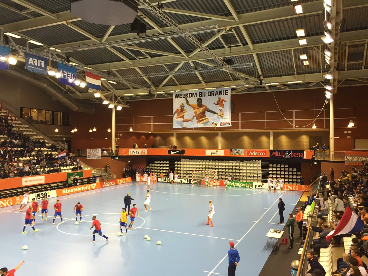 Play-off zaalvoetbal Nederland-Azerbeidzjan. Kwc met 250 leerlingen vertegenwoordigd. Welkom bij oranje!