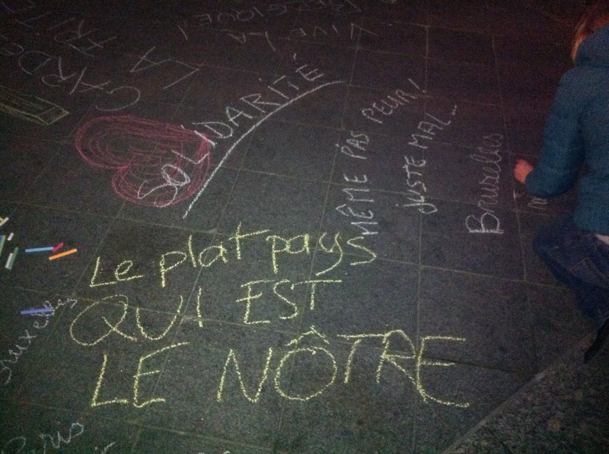 Mathilde_Sd's tweet photo. La foule se disperse, des messages de soutien sont écrits à la craie sur les pavés #Bruxelles https://t.co/cJp1jzqCIB