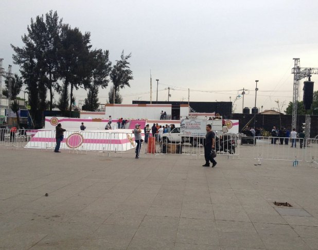 CapitalMX_'s tweet photo. Acusan al @GobCDMX de politizar la Pasión de Cristo en Iztapalapa; "impusieron el rosa y blanco en el escenario". https://t.co/ygJT8f1jmu