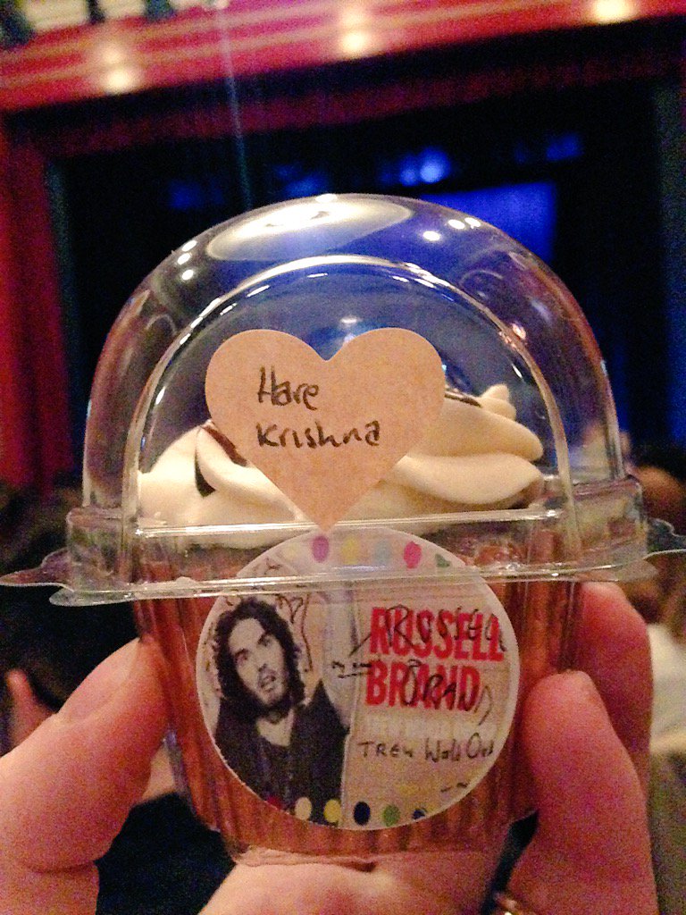 Any man who leaves a cupcake on your seat is a good man. See you soon <a href="/rustyrockets/">Russell Brand</a>! #harekrishna <a href="/hermitnoodle/">Masked Marlene</a>
