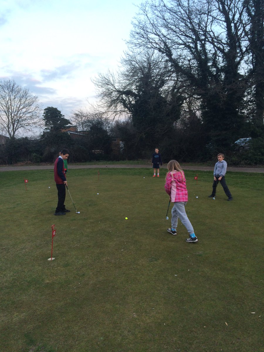 MJGA1's tweet photo. @Golf_Kent well done everyone in tonight's session #JuniorGolf #RollUp #PuttingIt #YellowBall #Tonbridge https://t.co/18bemhwGXr