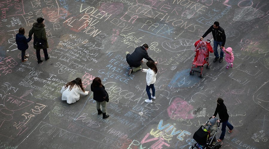 Chris_Chambo_'s tweet photo. This is class... People in #Brussels writing messages of solidarity in the main square following bomb blasts #Bel🇧🇪 https://t.co/n5x9KAKAiV