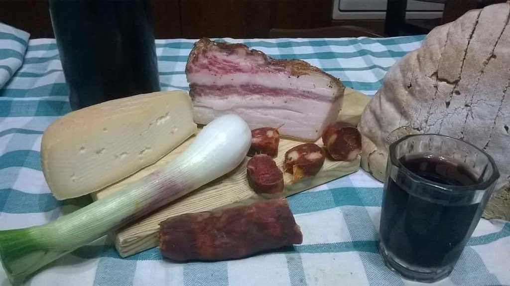 calabriaonline's tweet photo. Intanto un genuino e gustoso aperitivo, #CalabriaTime. https://t.co/64x8VME4Md