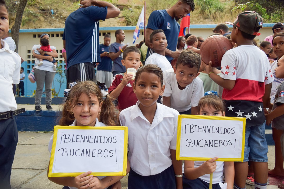 FanaticoBasket's tweet photo. Galería de fotos de la #AcciónSocialNaranja en la U. E. B. María May de Maiquetía https://t.co/W3I26h3J00 https://t.co/uBzTRYrfRF #LPB20…