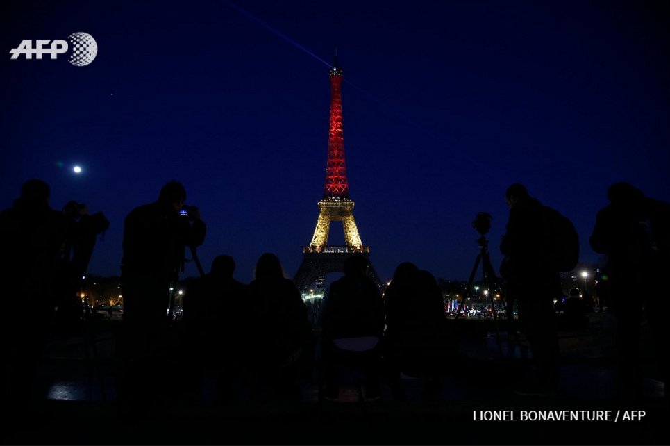 AAmbregni's tweet photo. #Bruxelles La tour Eiffel aux couleurs de la Belgique ce soir. Photo Lionel Bonaventure #AFP https://t.co/w5sBYiigW8