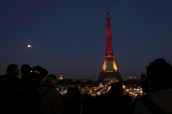 lesoir's tweet photo. #Bruxelles : des hommages aux victimes à travers le monde
https://t.co/eJMUhYPik6 https://t.co/9jOi6FKfOM