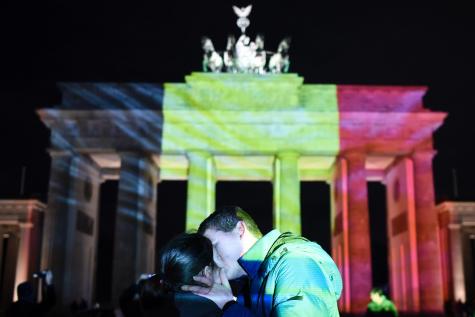 lesoir's tweet photo. #Bruxelles : des hommages aux victimes à travers le monde
https://t.co/eJMUhYPik6 https://t.co/9jOi6FKfOM