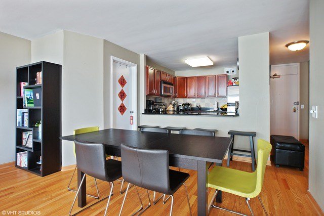 LMKSGroup's tweet photo. NEW #LAKEVIEW RENTAL: 525 Hawthorne 2br/1ba, hdwd flrs, granite counters, great view &amp;more! https://t.co/iCWgsZphB2 https://t.co/v3fnXSI59p