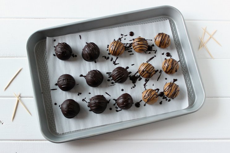 PaleoHacks's tweet photo. Swap your #chocolate #eggs for healthy #truffles: https://t.co/P95VXFZKuB #Easter https://t.co/fJjBoF3a2O