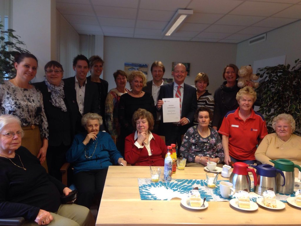 Bewoners en medewerkers van <a href="/HilverZorg/">HilverZorg</a> vierden vanmorgen de contract verlening met #GOM #samenwerken
