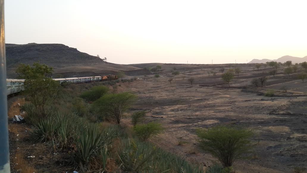 shetshubham's tweet photo. Train journeys are just awesome #IndianRailways #travel https://t.co/S0gj9SBsHg