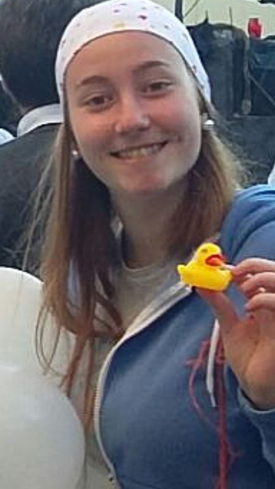presencio2015's tweet photo. Representando al ejército de tierra mar y aire #CuaCua #Pajitas #patitos @PaulaDiez_19 https://t.co/hVnUZ9NLnO