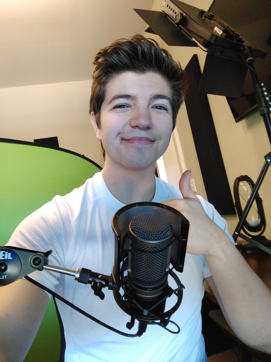 Preston's tweet image. We're back at it again here at the office!! First time back in a week! Let's make some videos :) 🔥