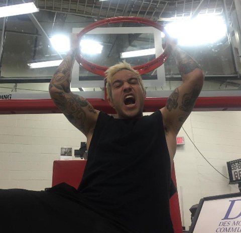 Katte_kintt's tweet photo. I am a huge fan of @petewentz but personally I think someone lifted him up to dunk the ball. #heislegendary ❤ https://t.co/aXEkQ0QDBG