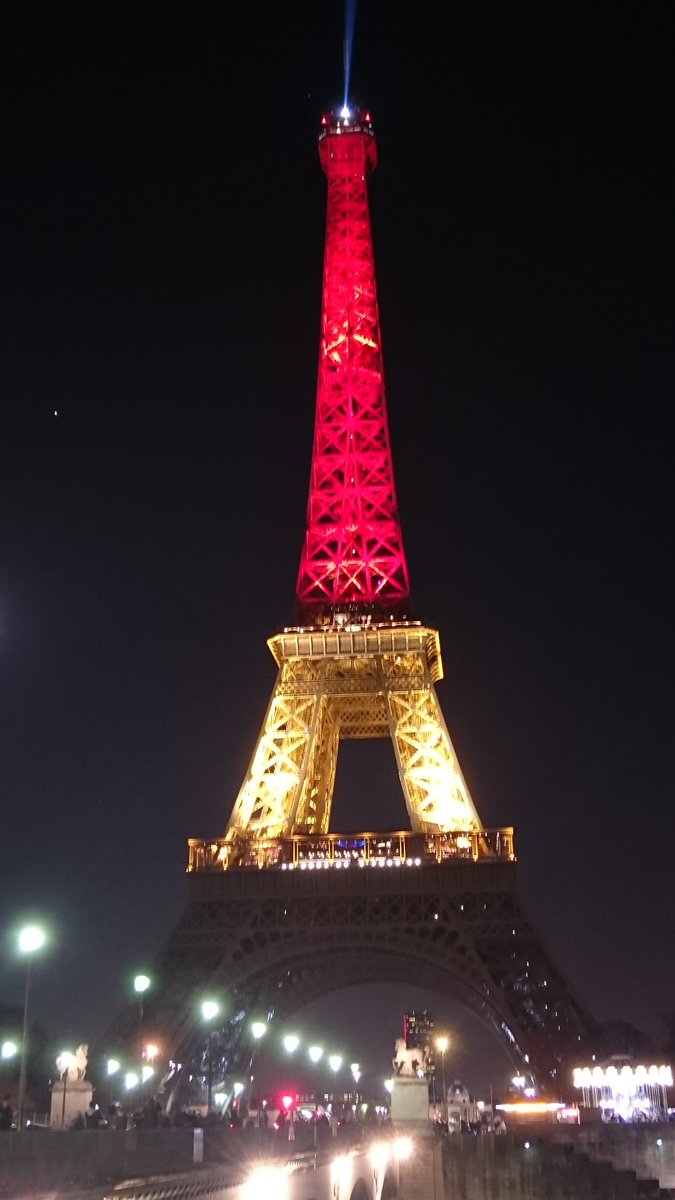 iciparisidf's tweet photo. La tour Eiffel aux couleurs du drapeau belge, en hommage aux victimes des attentats. https://t.co/okcekcEovF
