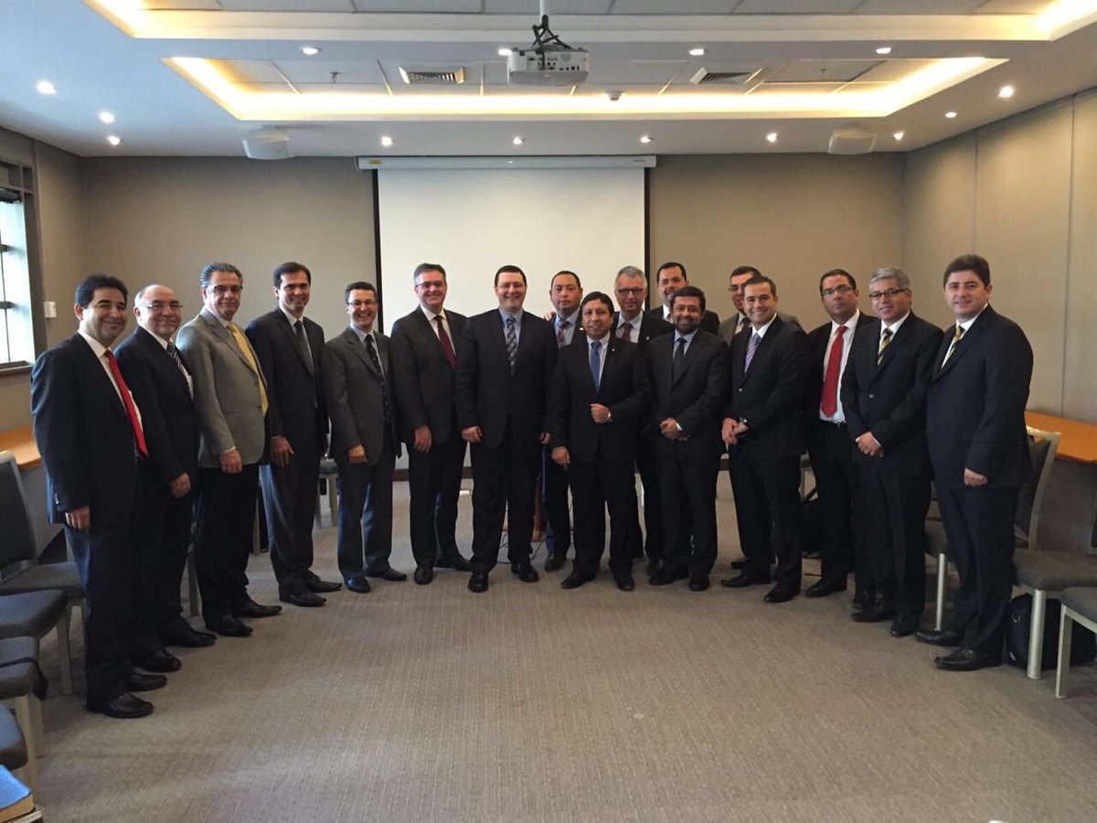 Reunido con los líderes de la iglesia en Santiago, para estudiar alcanzar público secularizado @PrKleberGoncalv