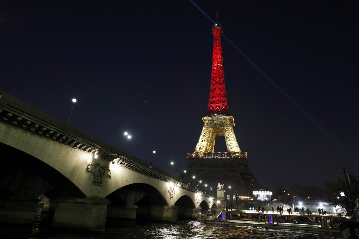IsaacAsenjo's tweet photo. La Torre Eiffel y la Puerta de Brandeburgo recuerdan a las víctimas de Bruselas https://t.co/AP9dzA5pi5