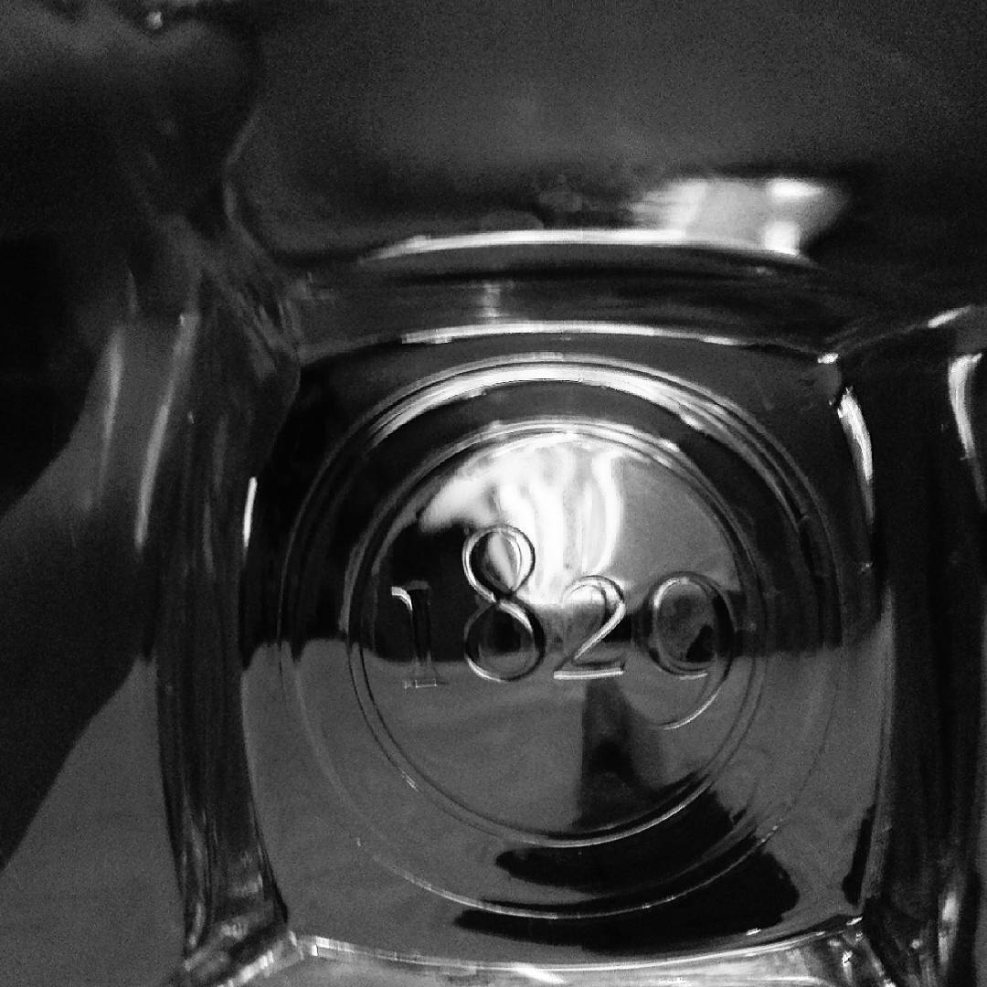 TullamoreDEWCL's tweet photo. Cuando se vé así de claro el fondo del vaso, hay que rellenar. https://t.co/1t9HK2IWiE