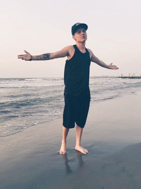 Ashly07_ASH's tweet photo. #RKa300KEnInstagram @RKARTISTA  👏👏👏👏 https://t.co/74bbXZwS1K