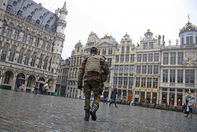 IdeeFaidaTe's tweet photo. Loro hanno le #armi, ma noi abbiamo i #fiori #BrusselsAttacks #Bruxelles https://t.co/vAc6wZDRrY https://t.co/HthjcgyG6l