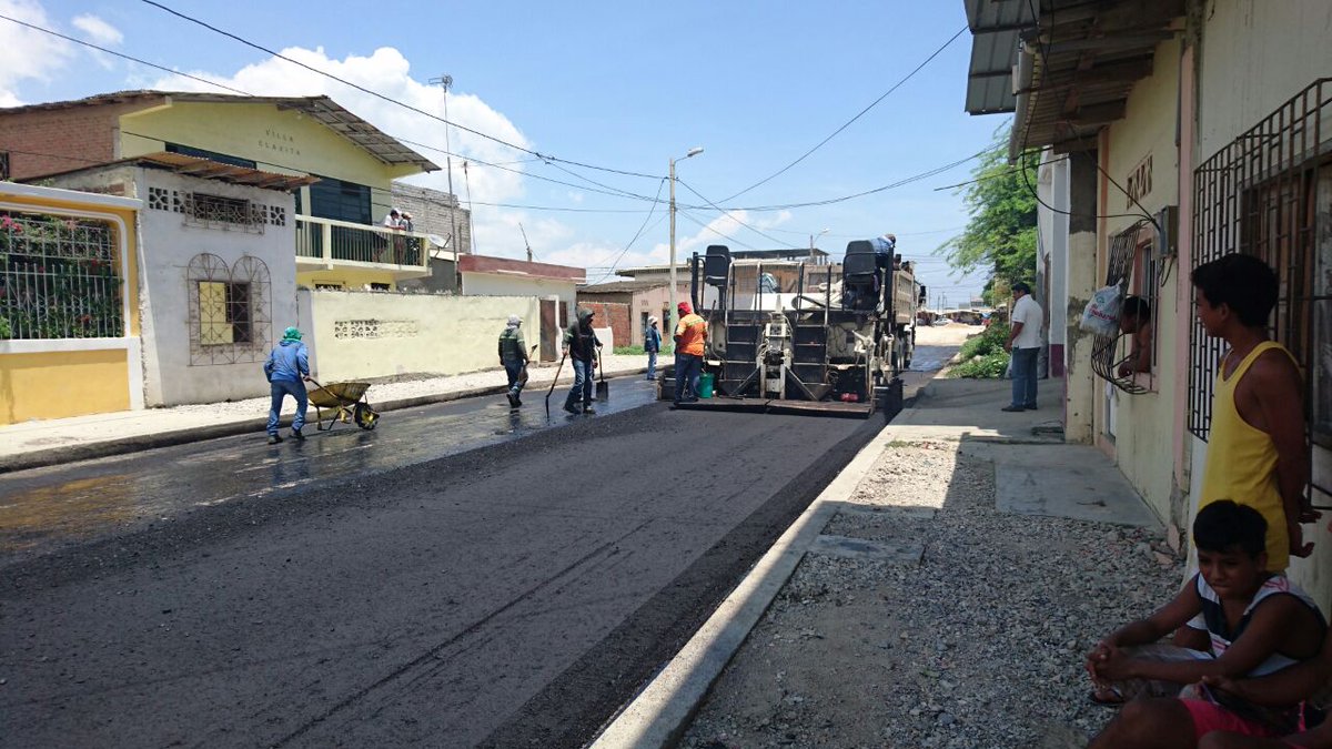 RCMPlayas's tweet photo. Calle Eduardo Cruz Asfaltada Revolución es Obras @MashiRafael y @MiriamLucas_35 Cumplen @apguayas @parischiquitoo https://t.co/hJ0X49rjSf