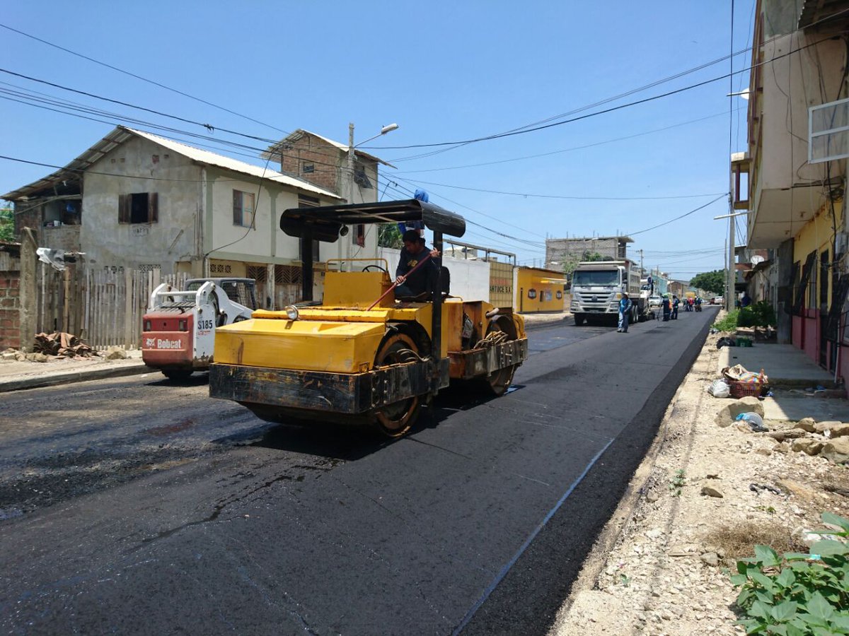 RCMPlayas's tweet photo. Revolución en Obras se vive en Playas Av. Alfonso Jurado Asfaltada @MashiRafael y @MiriamLucas_35 Cumplen @apguayas https://t.co/xeSGXyd484