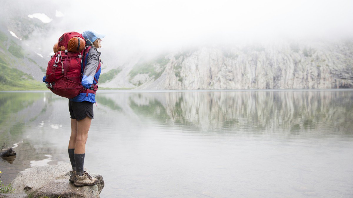 outsidemagazine's tweet photo. A one-stop guide on what to wear while hiking this spring and summer: https://t.co/5vOvE3OycO https://t.co/NgTBDOsd4p