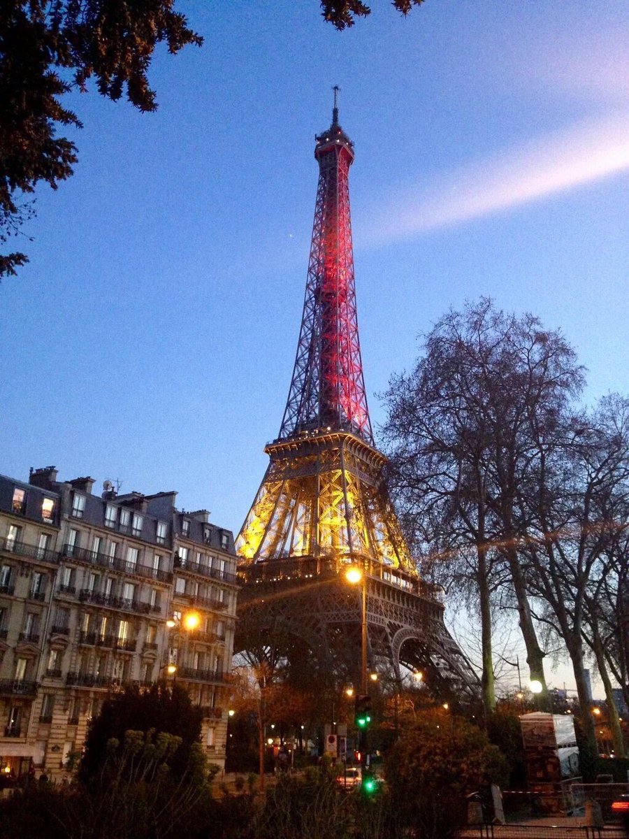 KolcsarRolly's tweet photo. #Bruxelles #PrayForBelgium #Repubblica  Now in Paris ... https://t.co/pDlSmSJlVx
