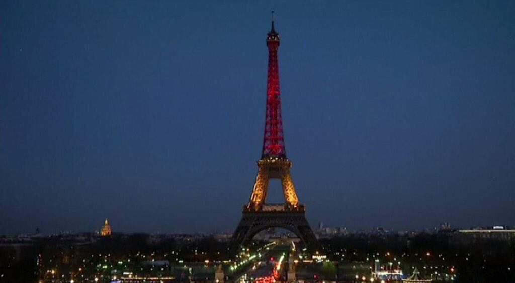 KolcsarRolly's tweet photo. #Bruxelles #PrayForBelgium #Repubblica  Now in Paris ... https://t.co/pDlSmSJlVx