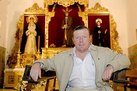 Mato sin compasión animales indefensos, pero lloro como un niño si llueve en Semana Santa y se mojan los muñecos.