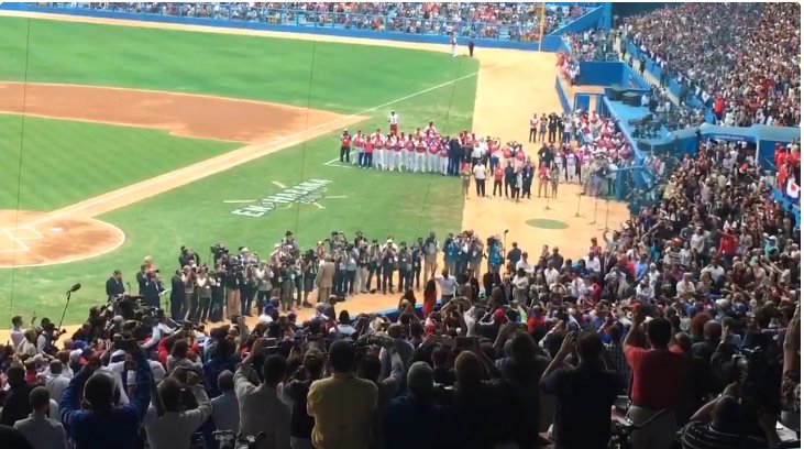 carlosramirezl3's tweet photo. A pesar de las advertencias del gobierno, atronadora ovación a Obama a su entrada en el stadium en La Habana https://t.co/663D9hFIht