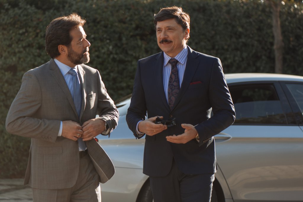 SerieLaEmbajada's tweet photo. [PROMO] @carlosbardem es Paco Cadenas en #LaEmbajada: "Cada uno mordiendo su trocito" ► https://t.co/B10ZgGsI2t https://t.co/JyqZ1iclzP