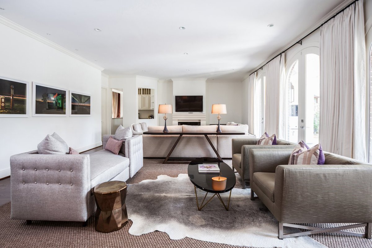 LauraUInc's tweet photo. We can't think of a better #ClassicallyCurrent space to host and chat with friends, can you? https://t.co/jgZs3azXmk