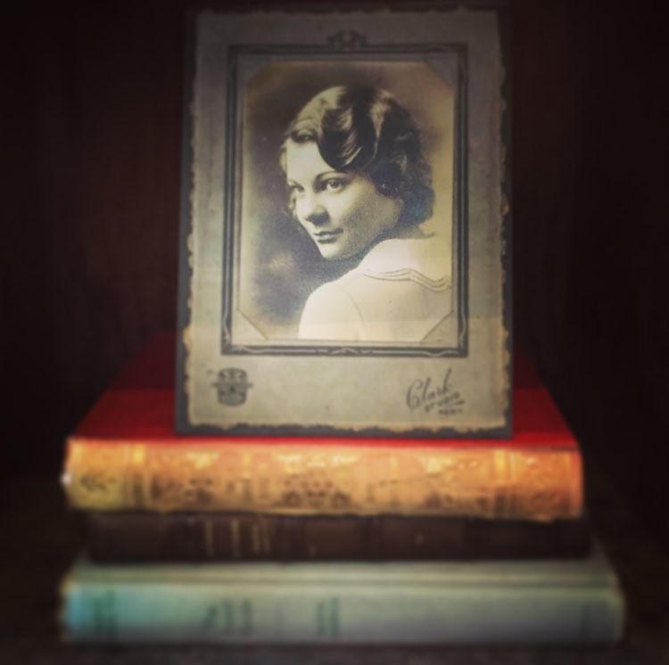 rummagehome's tweet photo. stacks of #vintage books are such an easy way to accessorize and add charm to any space! https://t.co/b4fMCw5GQN