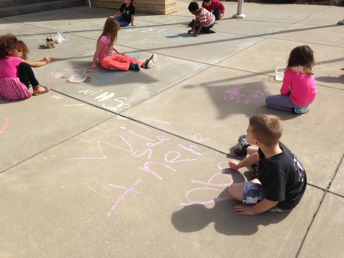 Mrs_Dunville's tweet photo. Practice makes perfect! #makelearningfun #wetchalk #kindergartenersareawesome @WellerPanthers https://t.co/atCl2YHcOR