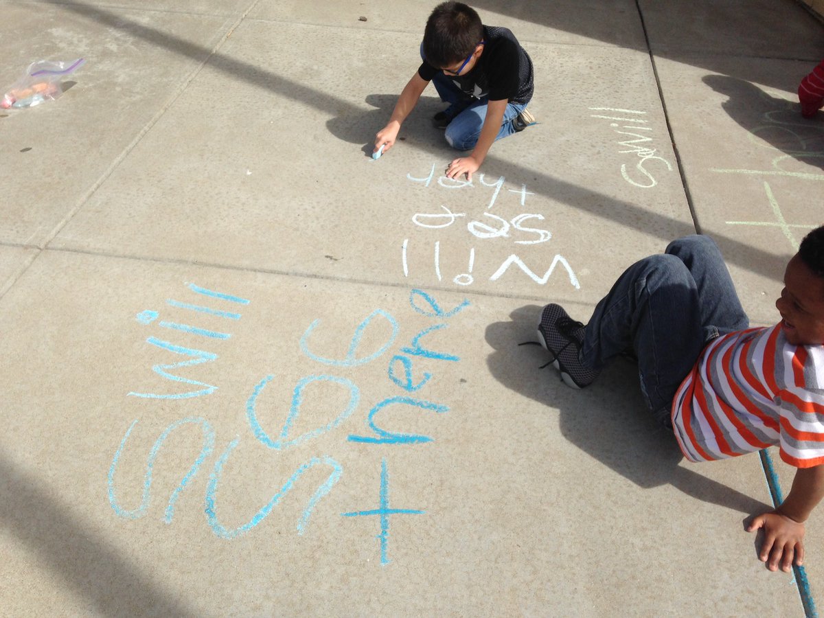 Mrs_Dunville's tweet photo. Practice makes perfect! #makelearningfun #wetchalk #kindergartenersareawesome @WellerPanthers https://t.co/atCl2YHcOR