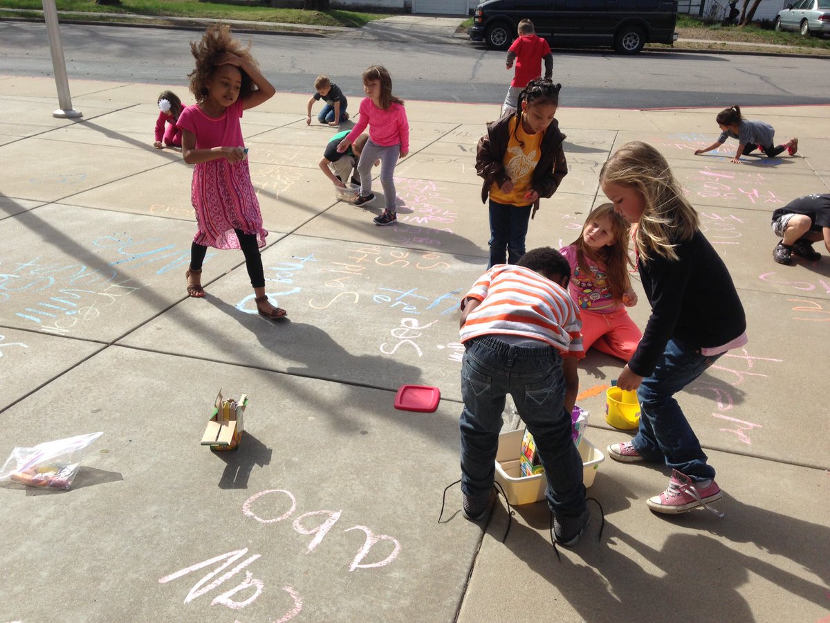 Mrs_Dunville's tweet photo. Practice makes perfect! #makelearningfun #wetchalk #kindergartenersareawesome @WellerPanthers https://t.co/atCl2YHcOR