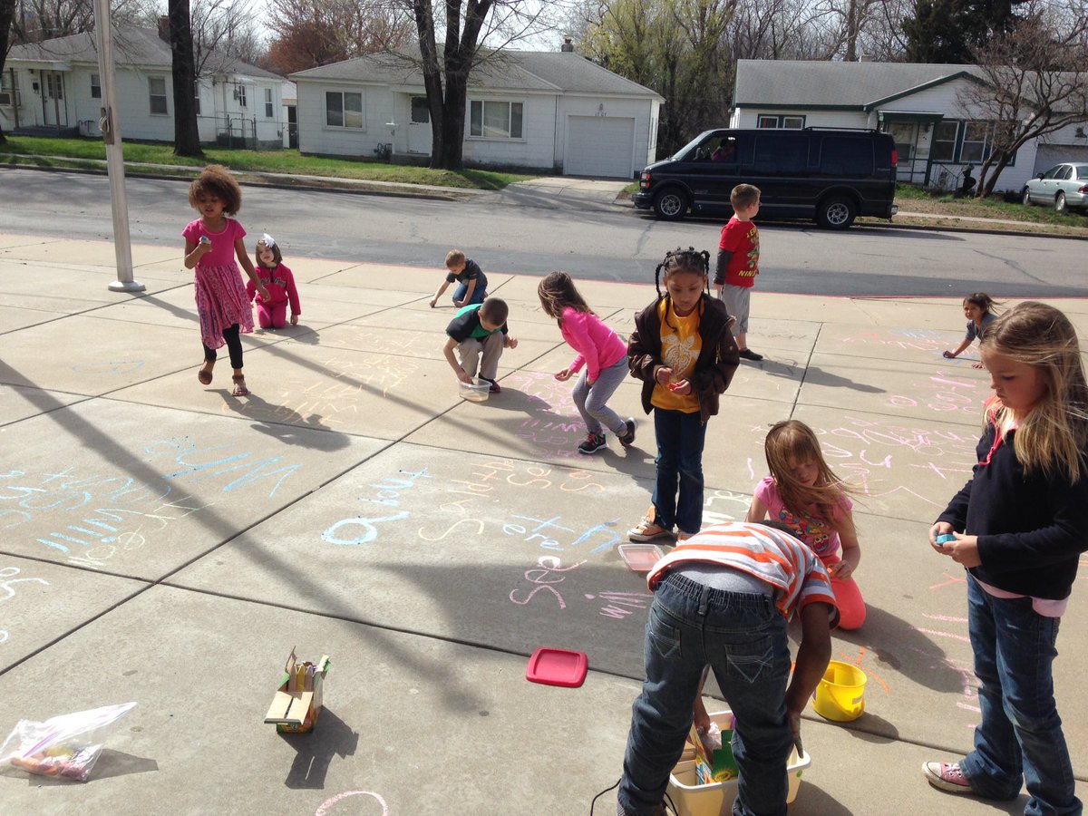 Mrs_Dunville's tweet photo. Practice makes perfect! #makelearningfun #wetchalk #kindergartenersareawesome @WellerPanthers https://t.co/atCl2YHcOR