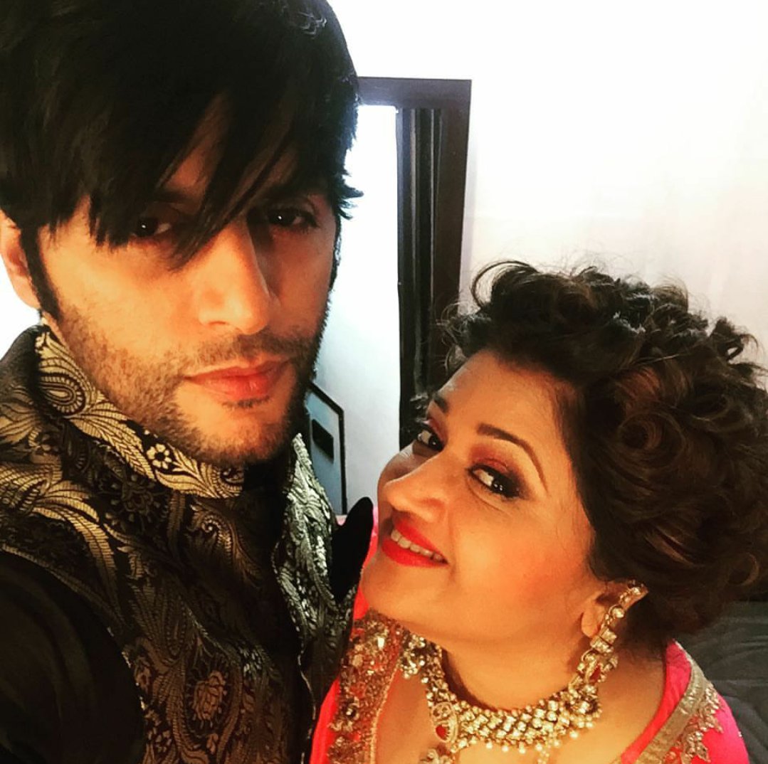 WorldOfKVB's tweet photo. We're LOVING how @RealKVB is there on our screens, time 2 time!❤
Shooting for #BhauHumariRajni_Kant! 

Handsome!😍 https://t.co/nd5H4cirzO