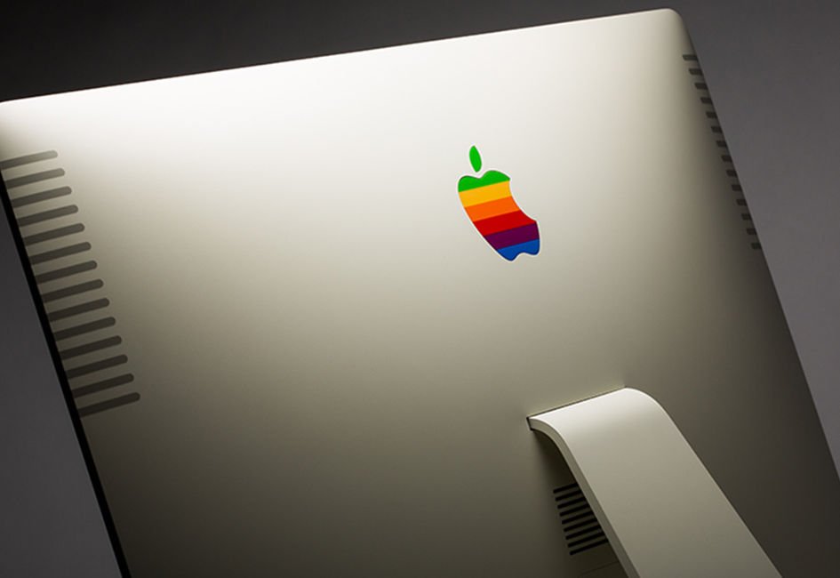 StayStacked_'s tweet photo. This #iMac is designed and painted to look like Apple II.

It's "retro" and therefore cool. https://t.co/UB9fqdPUcR https://t.co/OT29lOmR7c