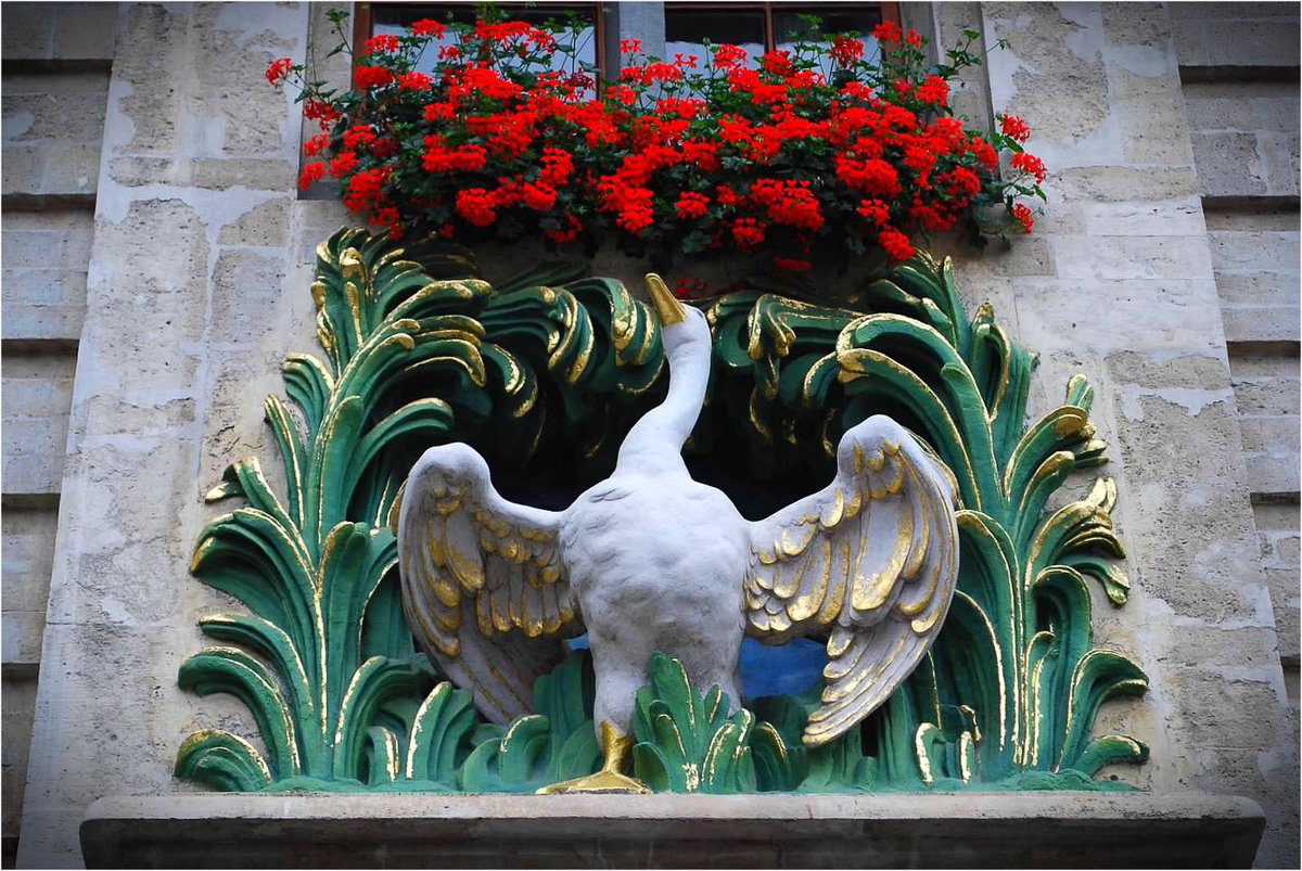 yankeelimner's tweet photo. #GrandPlace #Brussels #Belgium No.9 "Le Cygne"(the swan) was the Butchers House #Guildhalls #prayforBelgium🇧🇪 https://t.co/aZeT23sjQC