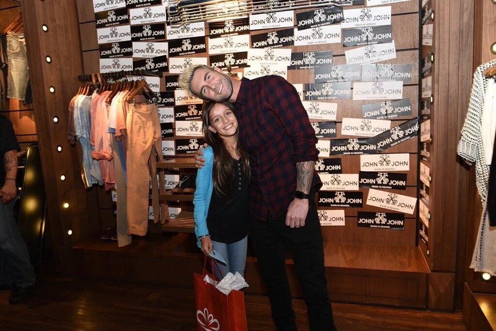 sweetmaroon3r's tweet photo. Some things never change... @adamlevine https://t.co/jnSn5YdAsL
