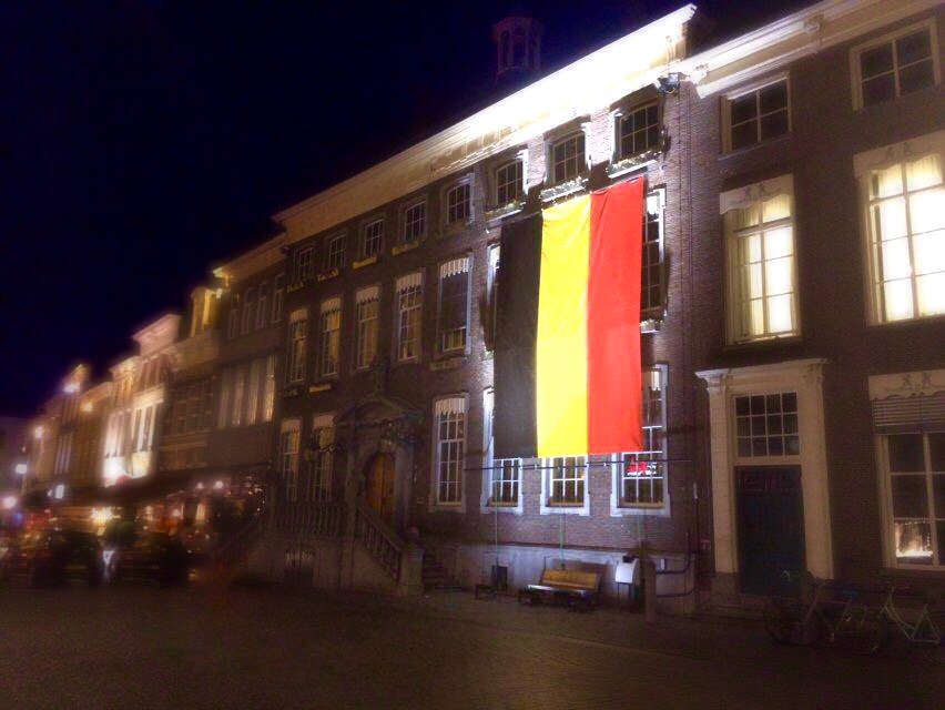 Ter nagedachtenis aan de slachtoffers in Brussel is er een Belgische vlag aan het Bredase stadhuis uitgelicht.